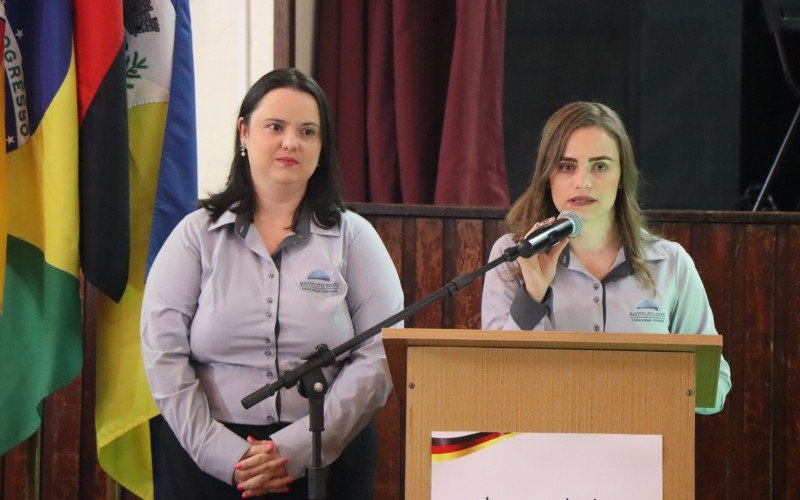 Coordenadora de Língua Alemã - Currículo Bilíngue, Heloisa Wilke Jardim, e a coordenadora do Nai, Professora Jaqueline Schabarum