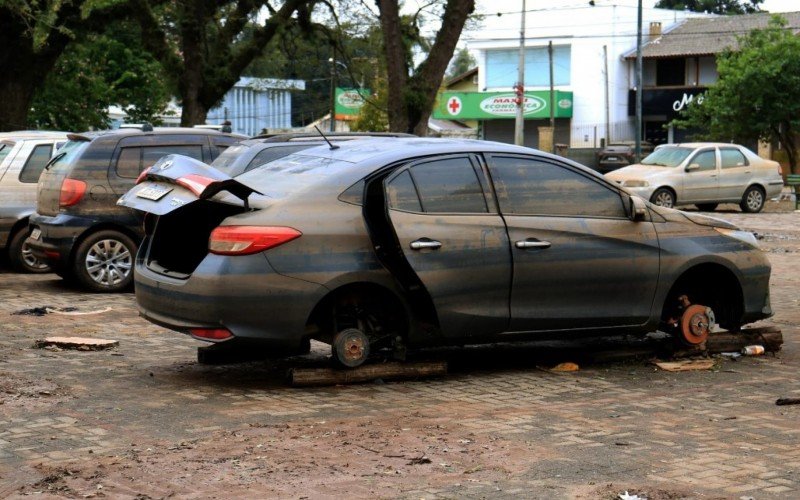 Há centenas de carros avariados que ainda não foram recolhidos pelos donos em Canoas