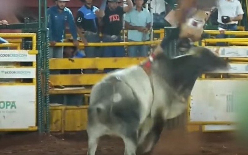 Peão é arremessado e pisoteado durante rodeio em Minas Gerais | abc+