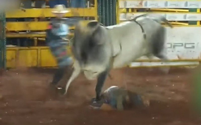 Peão é arremessado e pisoteado durante rodeio em Minas Gerais | abc+