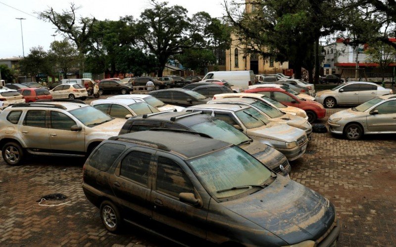 Praça da Igreja, no bairro Rio Branco, acabou tomada de carros estragados durante a enchente