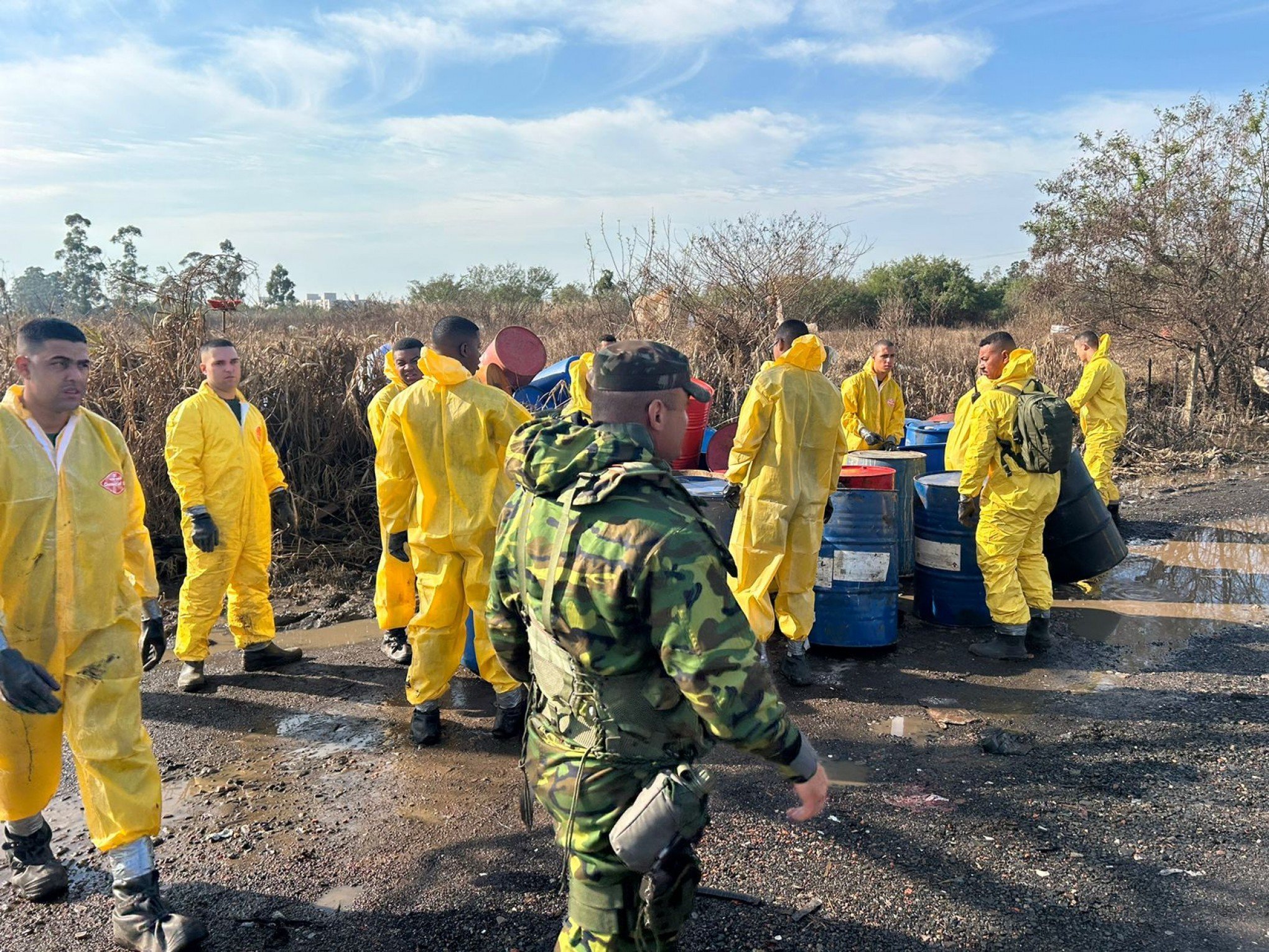 Em força-tarefa, Militares do Exército e da Marinha recolhem quase dois mil tambores com conteúdo químico