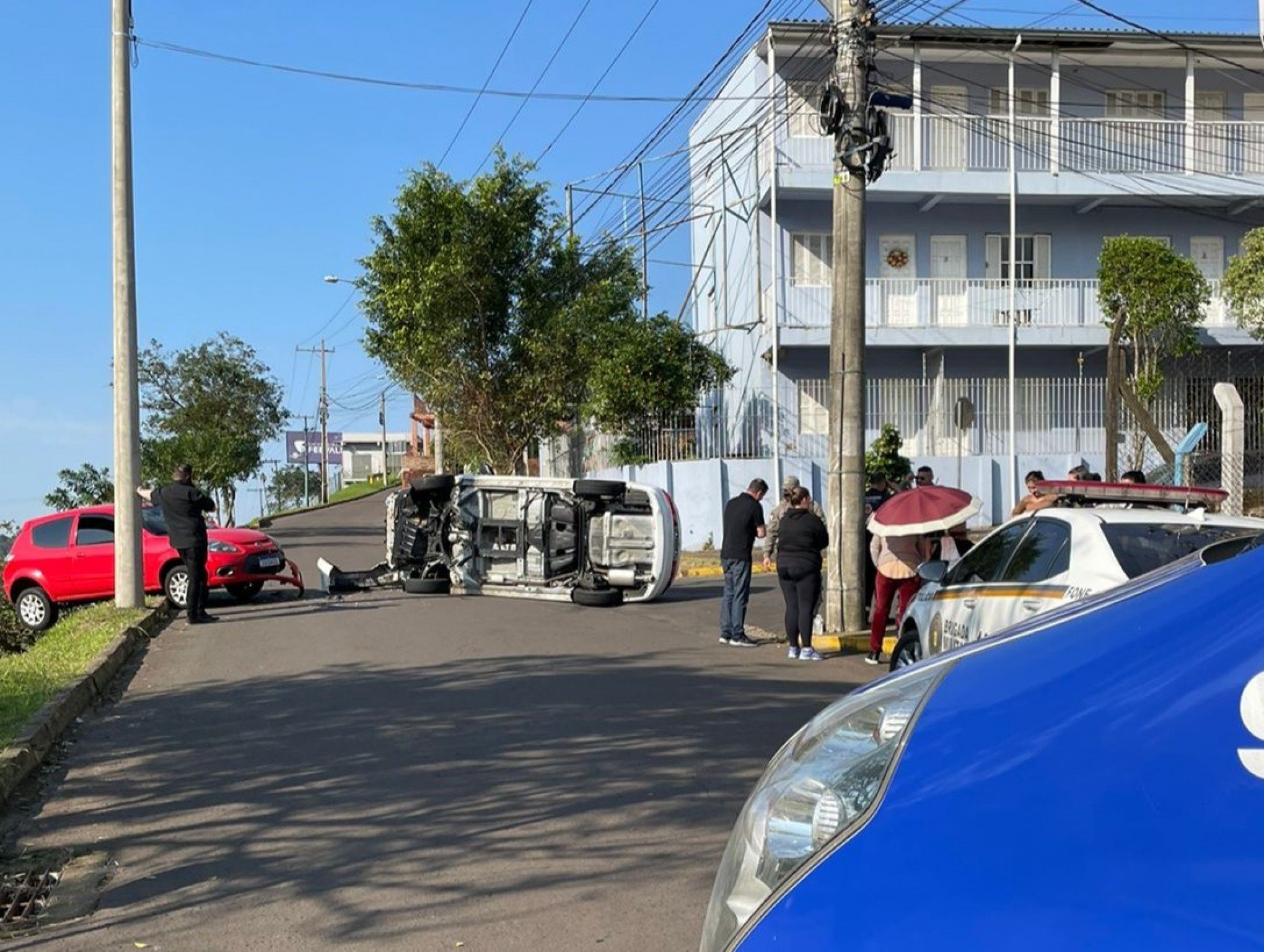 Carro tomba após colisão em Novo Hamburgo; saiba o estado de saúde da vítima