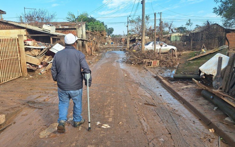 O motorista Alberi Borges não teve coragem de entrar na sua casa na primeira vez que voltou ao bairro após a enchente