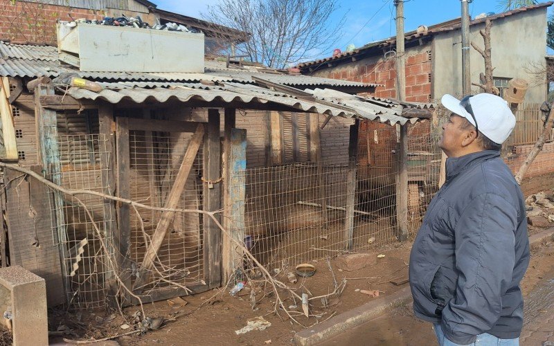 O motorista Alberi Borges não teve coragem de entrar na sua casa na primeira vez que voltou ao bairro após a enchente