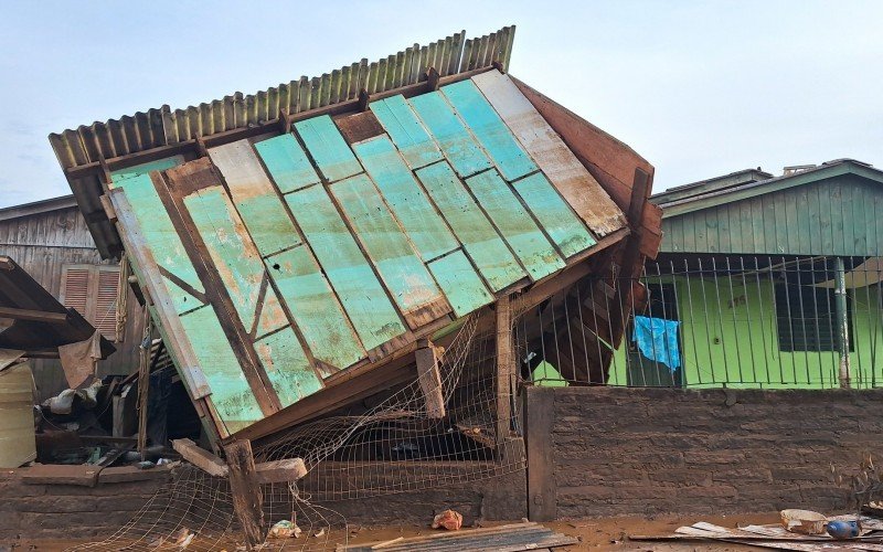 Cenários de destruição ainda impacta moradores do bairro Santo Afonso, em Novo Hamburgo