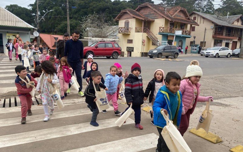 Iniciativa em Canela promove uso de ecobags para combater poluição plástica