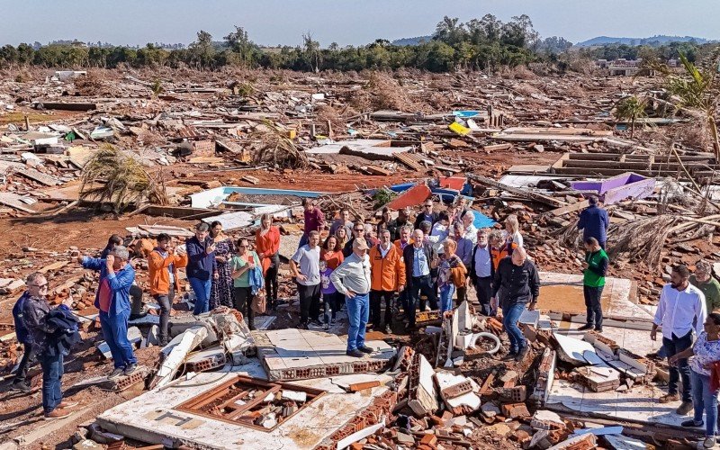 Comitiva federal foi ao bairro Passo de Estrela, em Cruzeiro do Sul, área devastada no Vale do Taquari | abc+