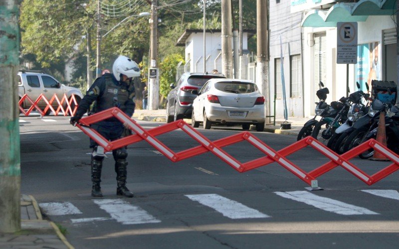 Barricadas na Rua Ipiranga truncaram o trânsito na manhã desta quinta-feira (6) no Centro de Canoas