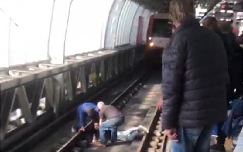 Mulher é resgatada nos trilhos da Trensurb em Novo Hamburgo | abc+