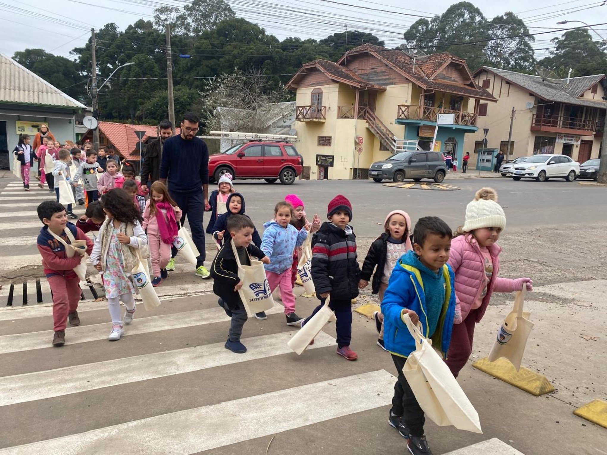 Alunos de escola infantil de Canela promovem uso de ecobags para combater sacolas plásticas