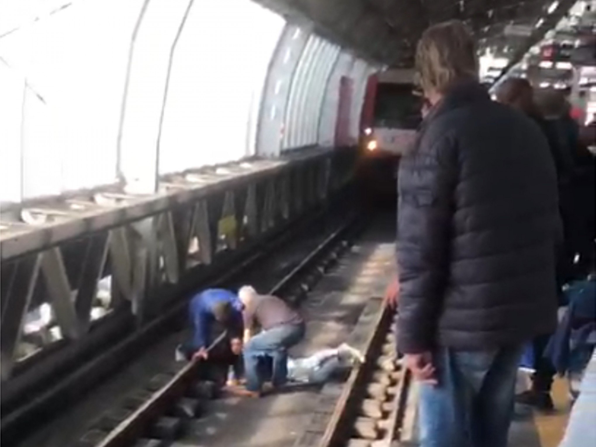 POR UM TRIZ: Vídeo mostra resgate de mulher nos trilhos a poucos metros do trem em estação de Novo Hamburgo
