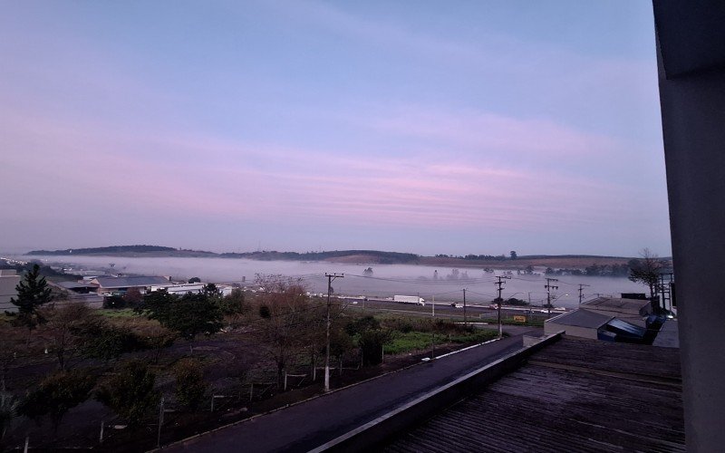 Neblina encobre área de terras e altera a paisagem nesta manhã de sexta (7)