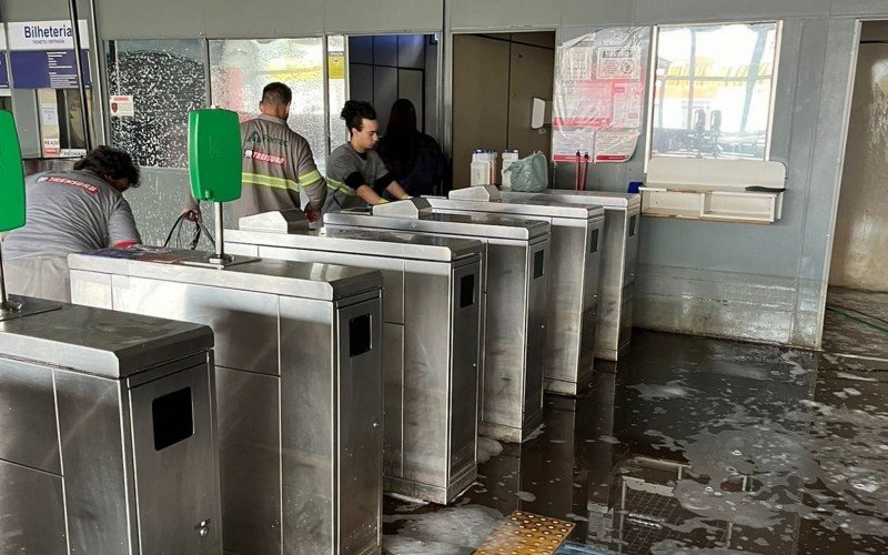 Limpeza foi realizada na estação Farrapos | abc+