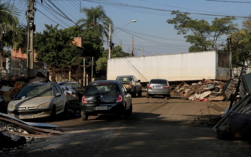 Água movimentou carroceria, que trancou a Rua Tupanciretã, no bairro Mathias Velho