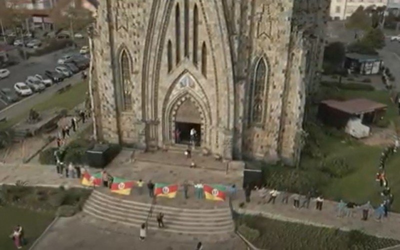 Abraço coletivo na Catedral de Pedra