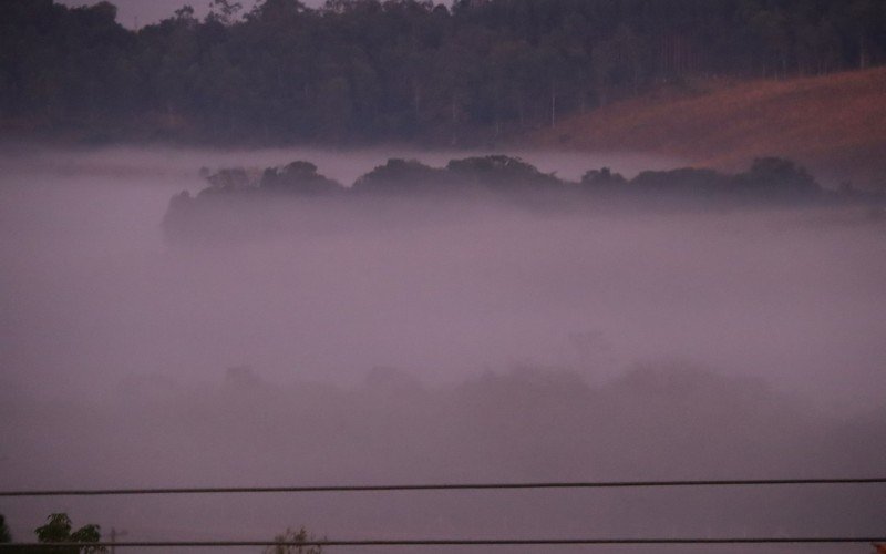 Neblina encobre área de terras e altera a paisagem nesta manhã de sexta (7)