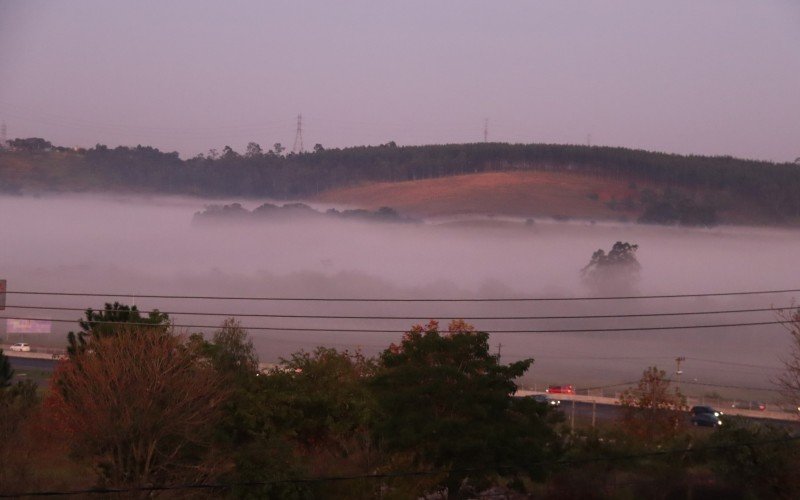 Neblina encobre área de terras e altera a paisagem nesta manhã de sexta (7)