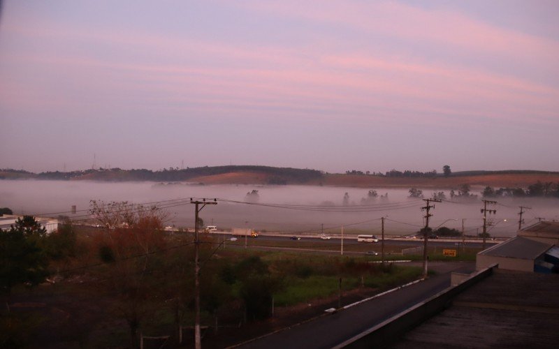 Neblina encobre área de terras e altera a paisagem nesta manhã de sexta (7)