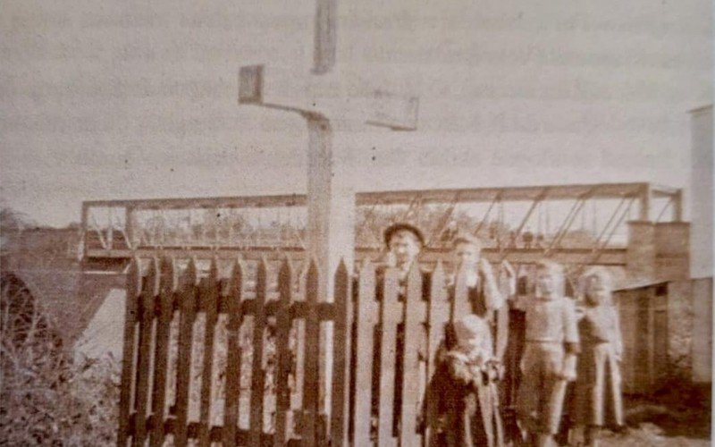 Foto da cruz instalada próxima à Ponte de Ferro, presente em um livro enviada pelo professor Paulo Rockembach