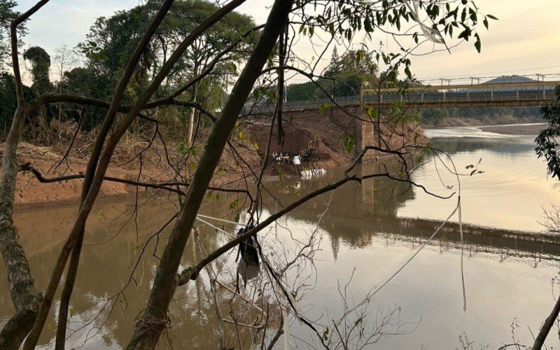 Foto atual do local onde a cruz foi encontrada com a Ponte de Ferro ao fundo