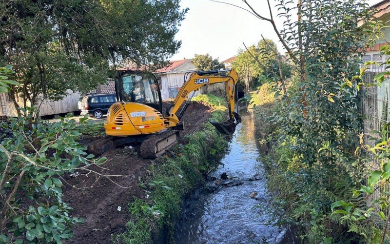 Secretaria de Obras inicia limpeza do canal do Arroio Canelinha