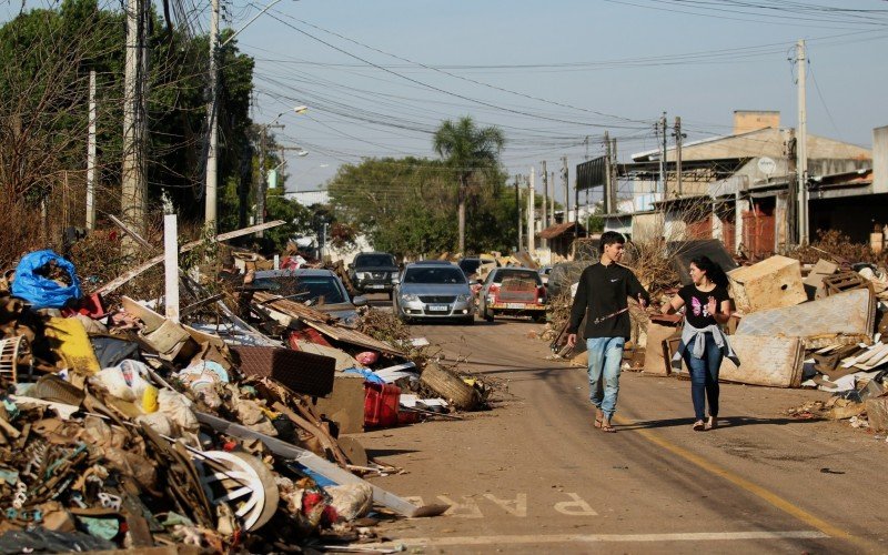 Ruas e avenidas acumulam entulhos da enchente