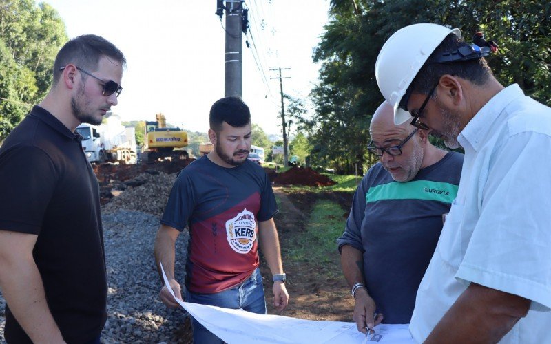 Prefeito Diego Francisco (centro), com secretário Mallmann e responsáveis técnicos pela obra na Presidente Vargas | abc+