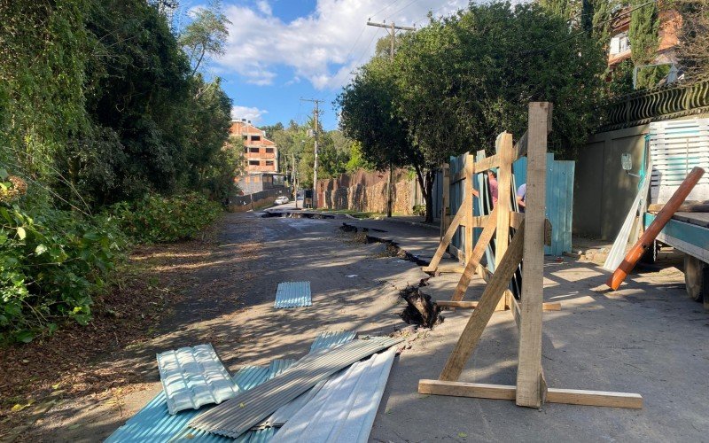 Tapumes são colocados na Rua Gil nesta sexta-feira, 7