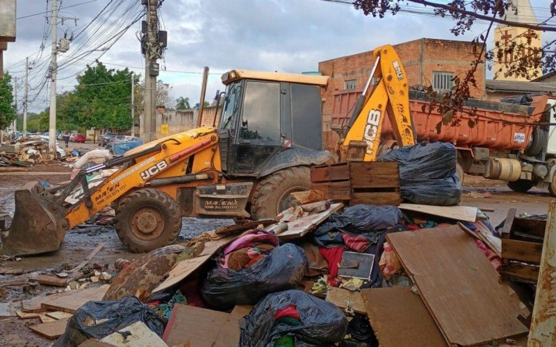 São Leopoldo vive um trabalho diário de recolhimento de entulhos pelas ruas dos bairros atingidos pela histórica inundação