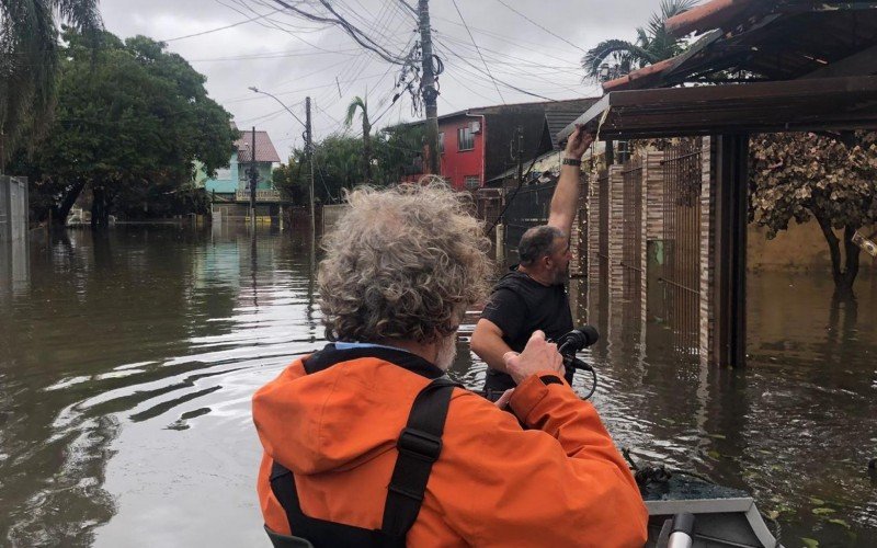 Gideon Mendel em visita ao bairro Mathias Velho, em Canoas