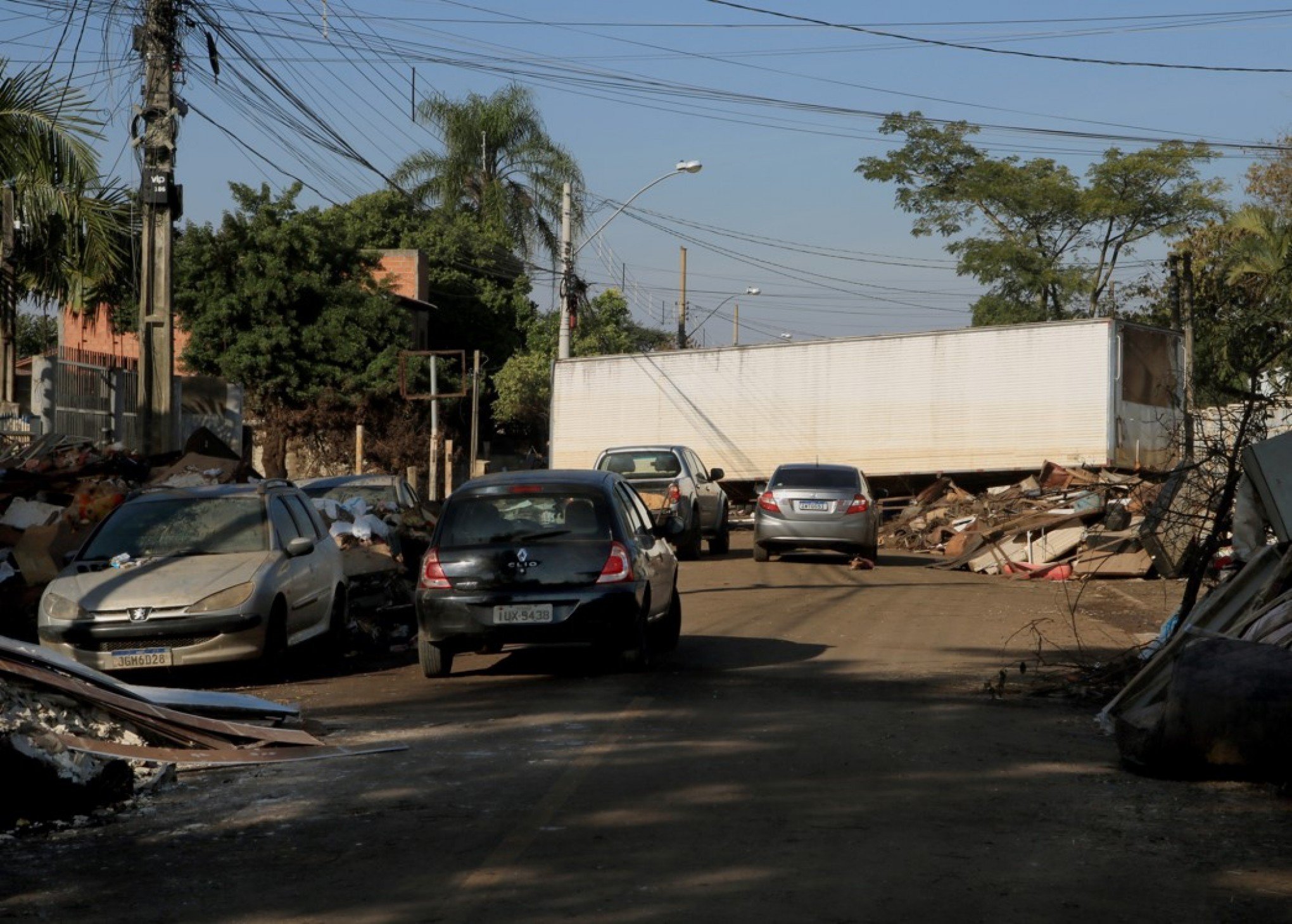 Carroceria de caminhão atravessada em rua é um dos perigos para os motoritas do bairro Mathias Velho