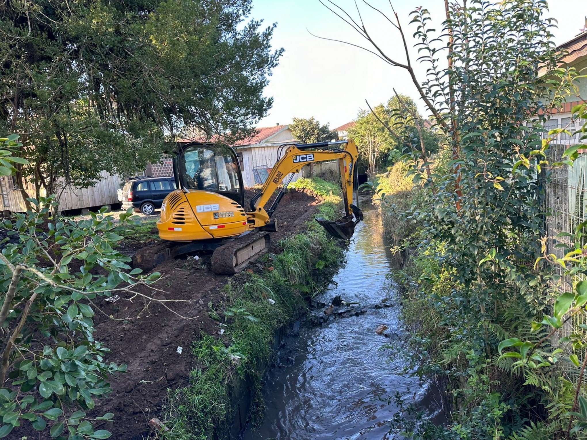 Arroio Canelinha recebe limpeza do canal para evitar transtornos em chuvas extremas