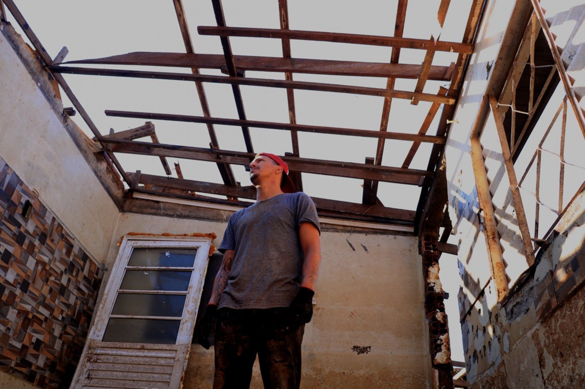 "Se chover, a gente não tem para onde ir", diz morador de Canoas com as telhas destruídas