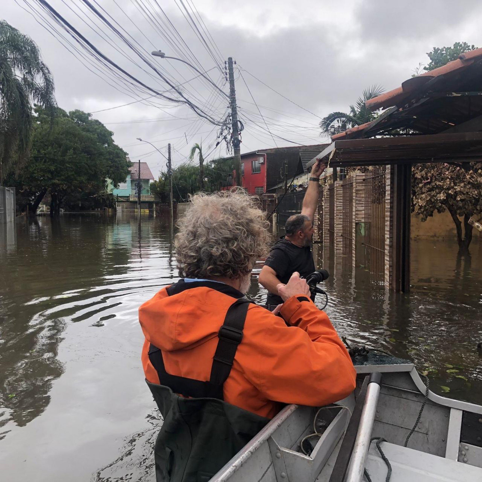 Gideon Mendel, fotógrafo internacional, retrata canoenses atingidos pela enchente