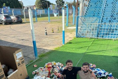 Matheus Soares e Guilherme Sá, sócios da Recenzie, com alimentos doados