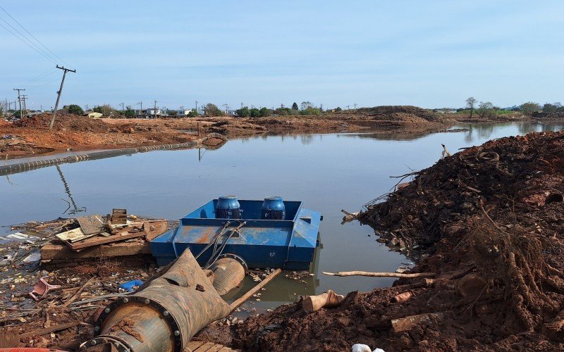 Bomba emprestada da Sabesp foi instalada neste domingo (9) na lagoa da Casa de Bombas de Novo Hamburgo