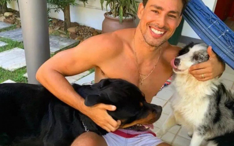 Cauã Reymond com seus cães Romeu e Shakira, da esquerda para a direita; ambos foram envenenados | abc+
