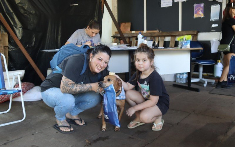 Paula e Larissa levaram o cão Véinho para casa  | abc+