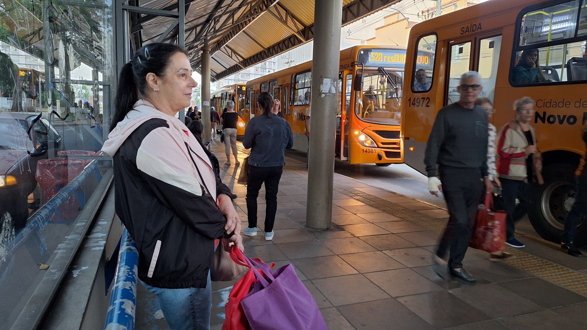"Medo de perder o emprego": Ônibus não chegam no horário e usuários reclamam de atrasos no trabalho