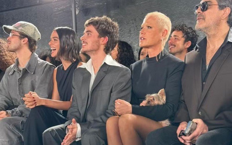 João Guilherme e Bruna Marquezine assistem ao desfile de Mondepars, marca de Sasha | abc+