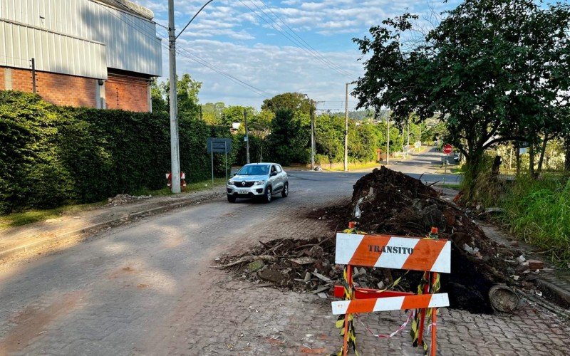 Trecho havia sido bloqueado devido ao risco de desmoronamento de blocos de argila e árvores do barranco 