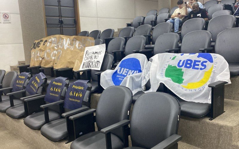 Protestantes foram até a Câmara de Vereadores nesta segunda-feira | abc+