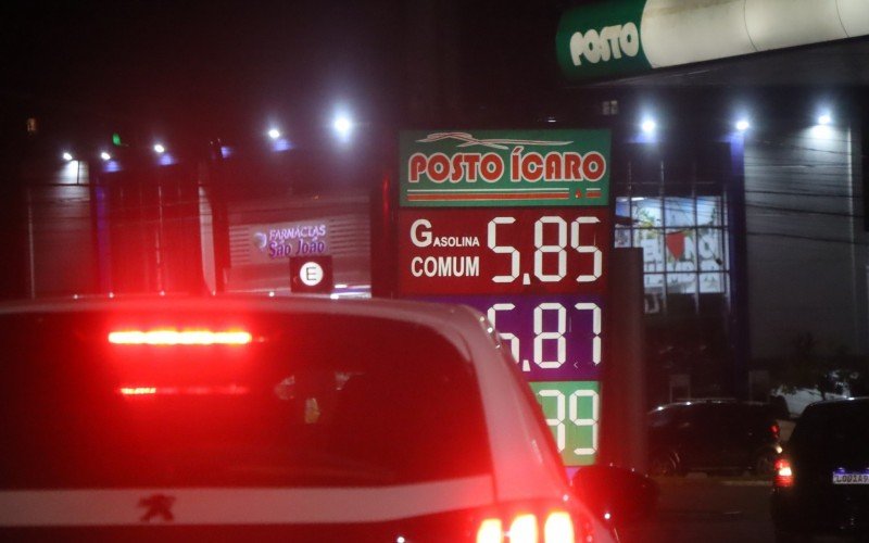 Maioria dos postos ainda cobrava R$ 5,85 por litro da gasolina comum na noite desta segunda-feira (10)