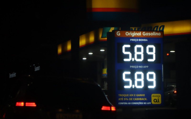 Alguns postos também cobravam R$ 5,89 por litro da gasolina comum na noite desta segunda-feira (10)