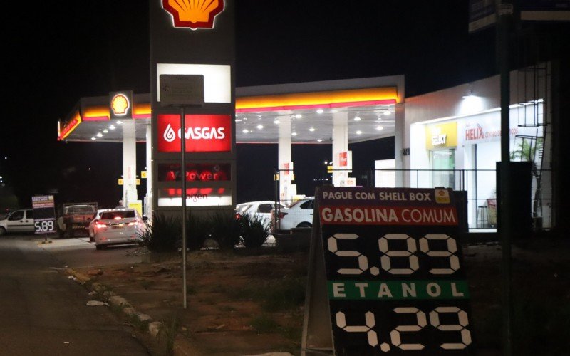 Maioria dos postos ainda cobrava R$ 5,85 por litro da gasolina comum na noite desta segunda-feira (10)