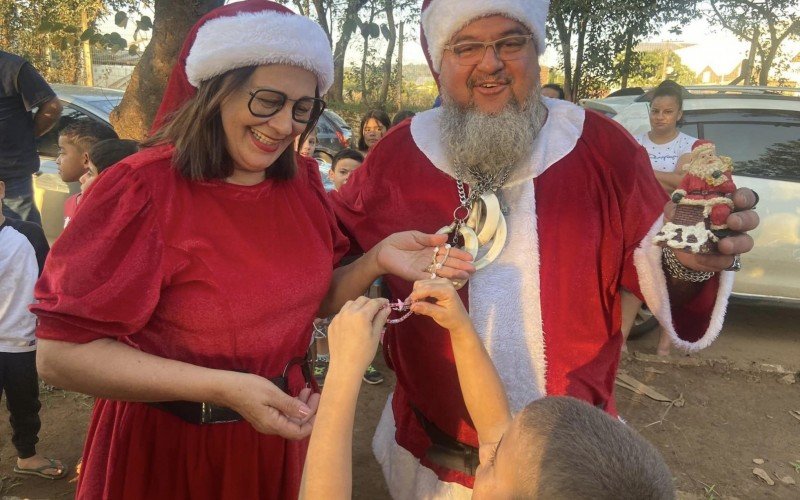Crianças também presentearam o Papai e a Mamãe Noel