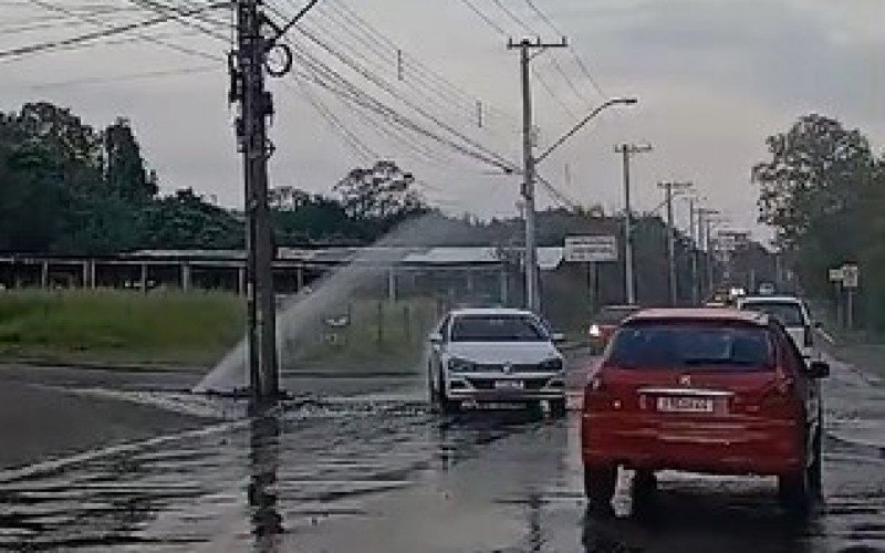 Rompimento de rede de água na Rua Sapiranga, em Novo Hamburgo | abc+