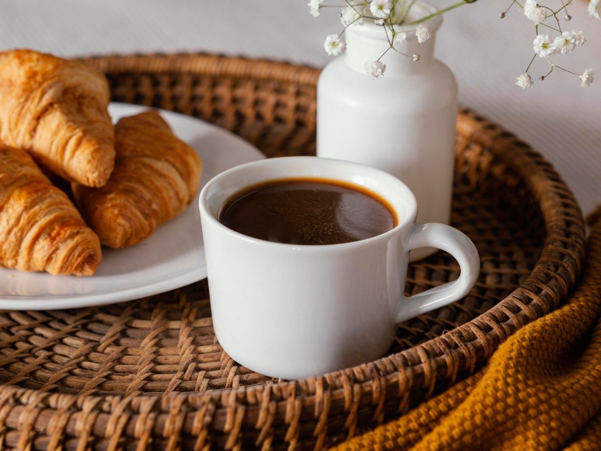 Por que tomar café ao acordar pela manhã pode estragar o seu dia