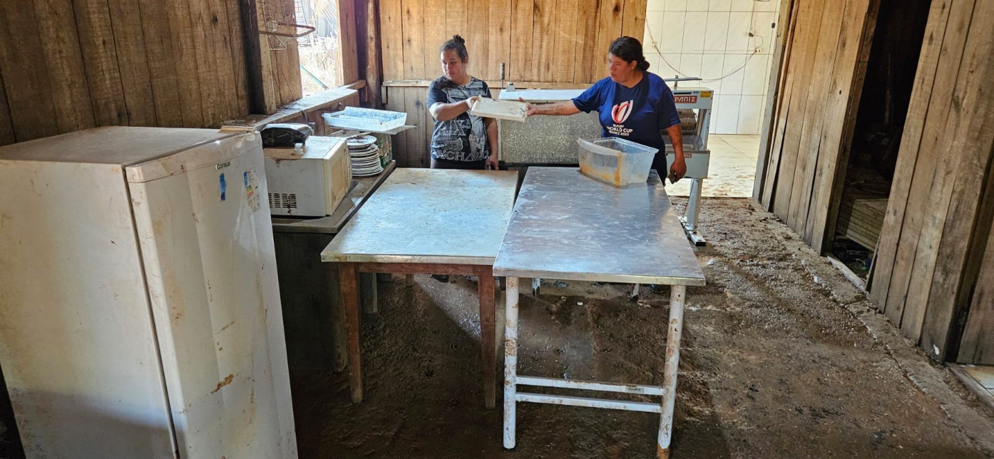 Jaqueline e Gislaine tentam recuperar a cozinha do galpÃ£o e pedem doaÃ§Ãµes